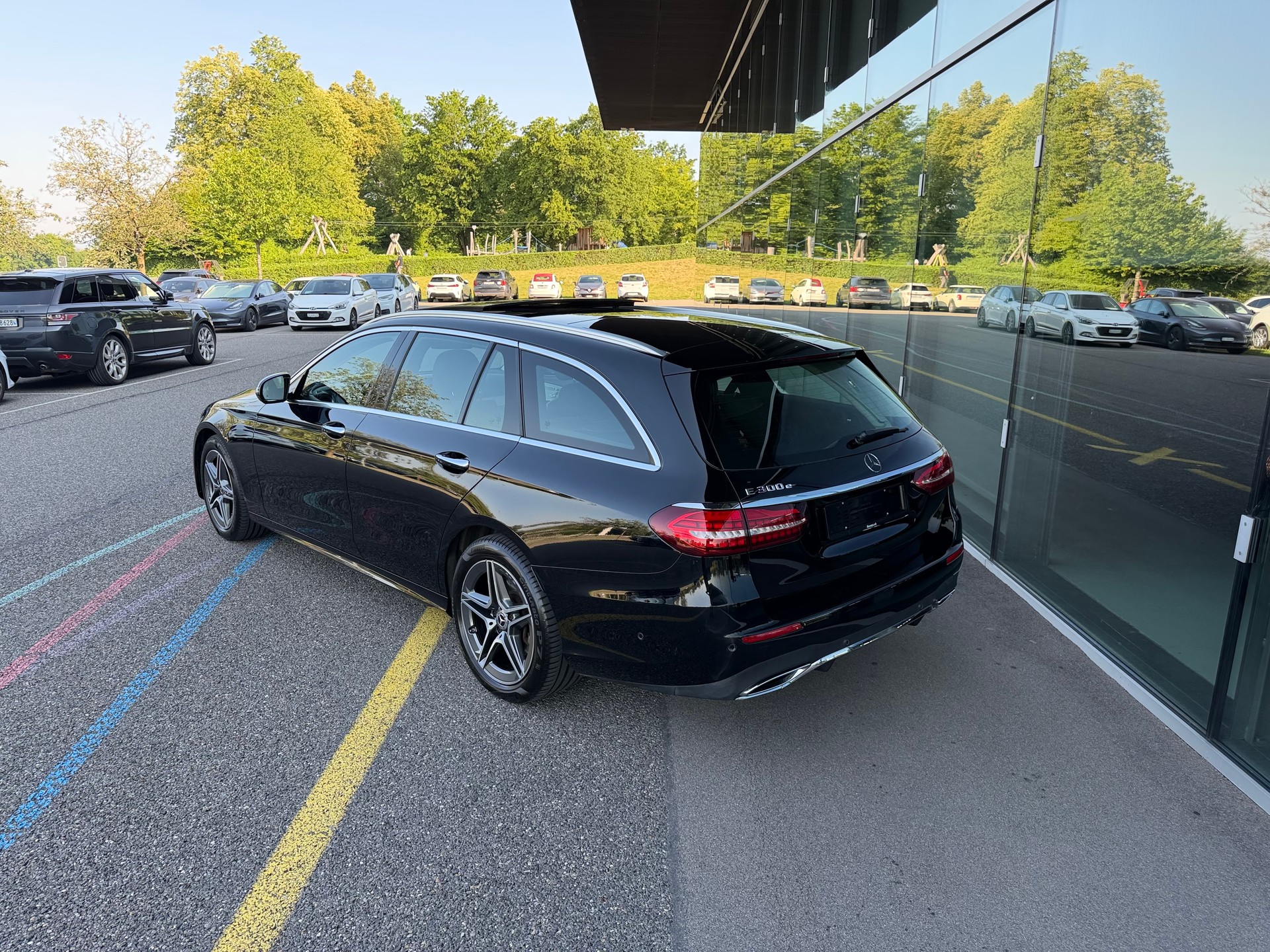 MERCEDES-BENZ E 300 e T 9G-Tronic AMG-LINE -- PANORAMA -- BURMESTER -- CH-Fahrzeug-image-2