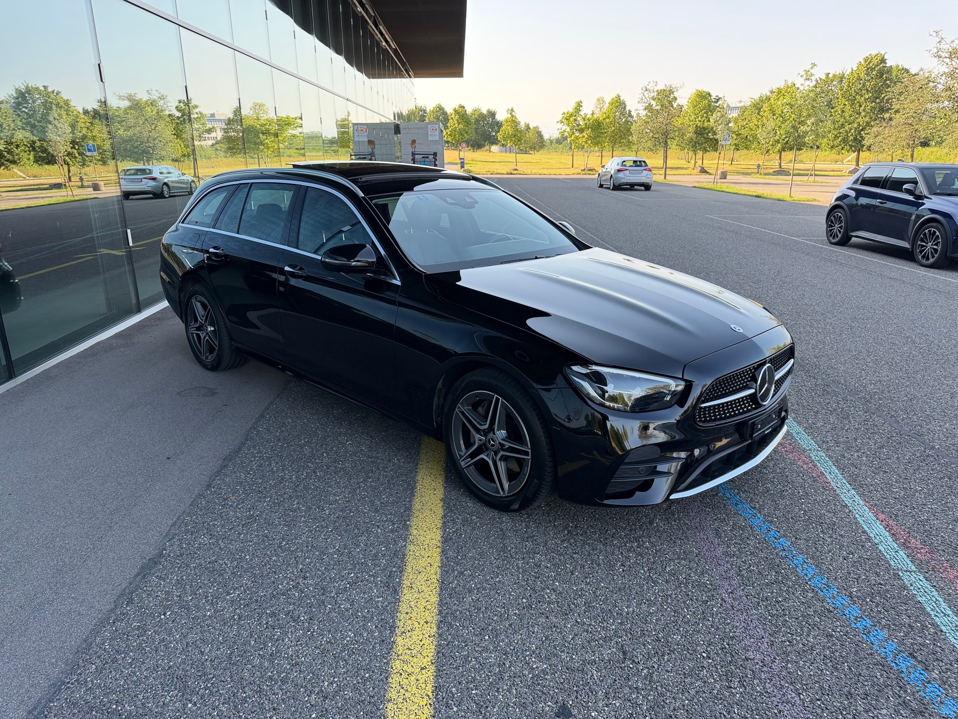 MERCEDES-BENZ E 300 e T 9G-Tronic AMG-LINE -- PANORAMA -- BURMESTER -- CH-Fahrzeug-image-5