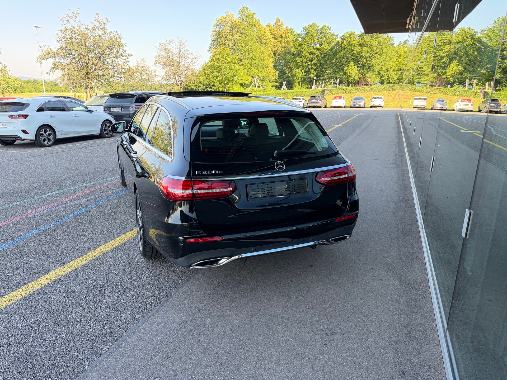 MERCEDES-BENZ E 300 e T 9G-Tronic AMG-LINE -- PANORAMA -- BURMESTER -- CH-Fahrzeug-image-4