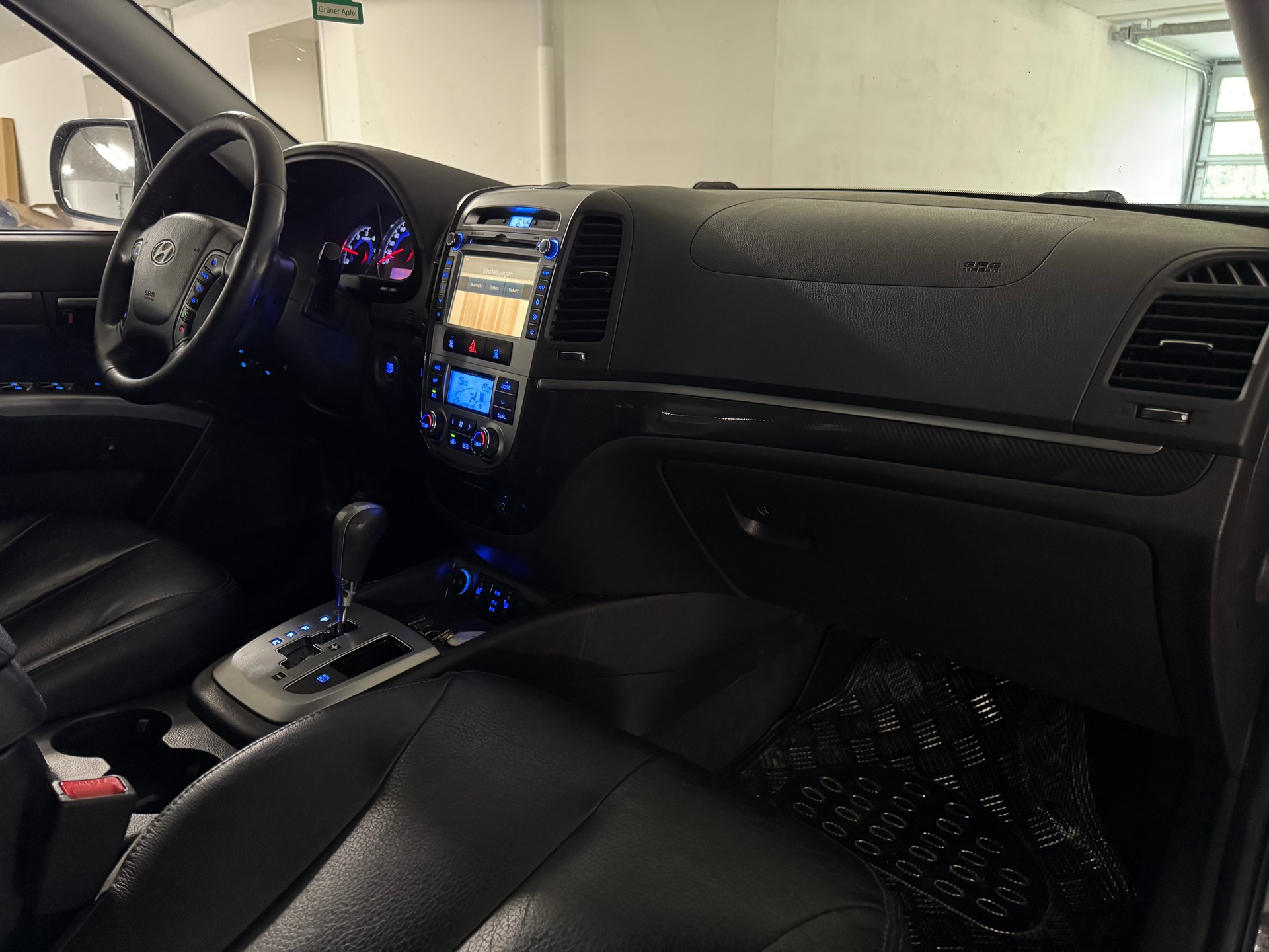 HYUNDAI Santa Fe 2.2 CRDI Swiss Plus Edition 4WD Automatic-image-11