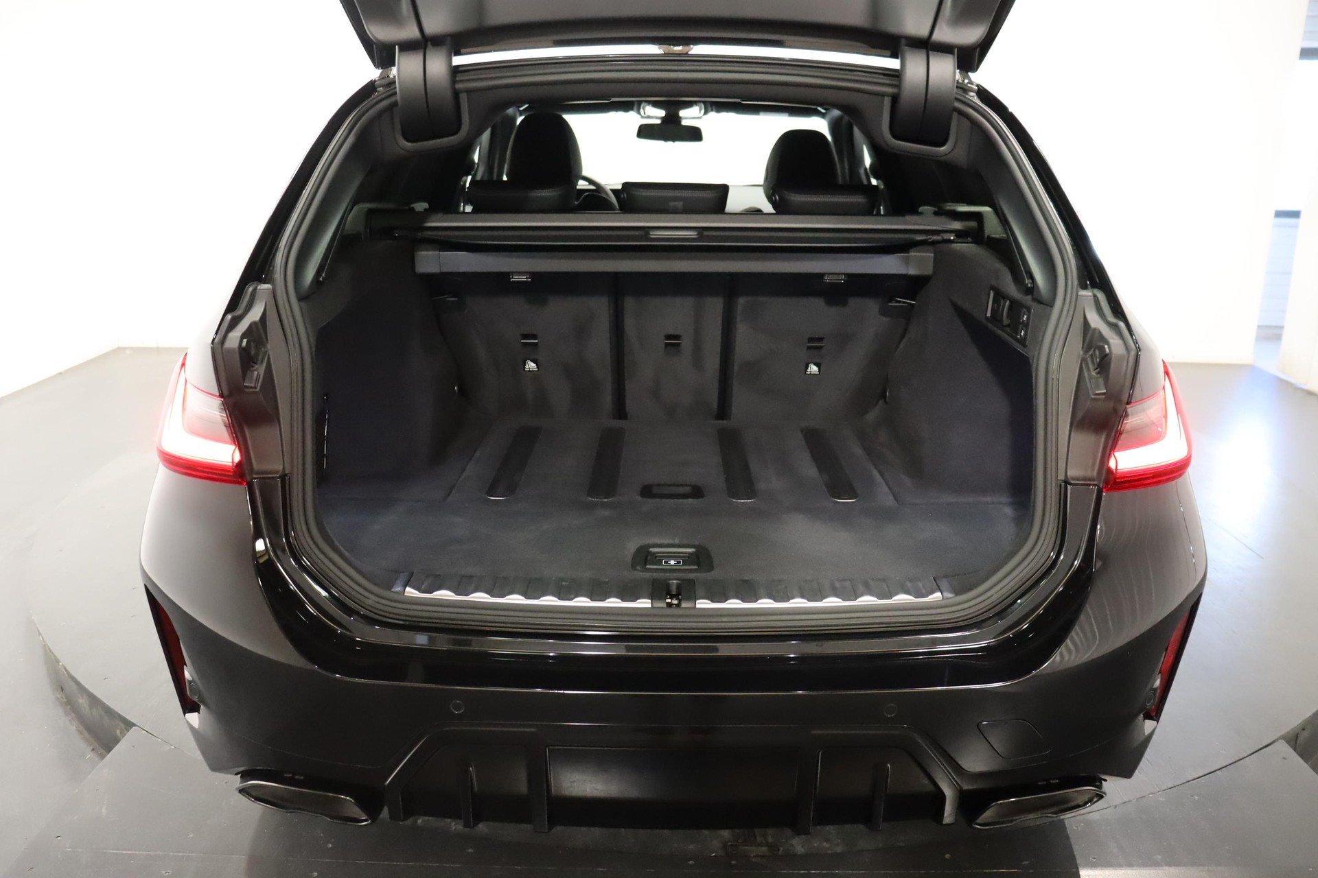 BMW M340i xDrive Touring-image-12