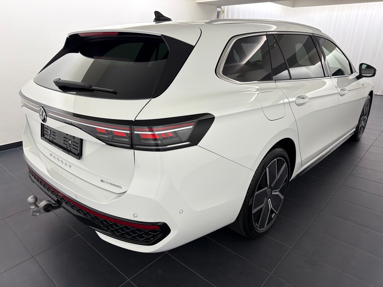 VW Passat 1.5TSI PHEV R-Line-image-2