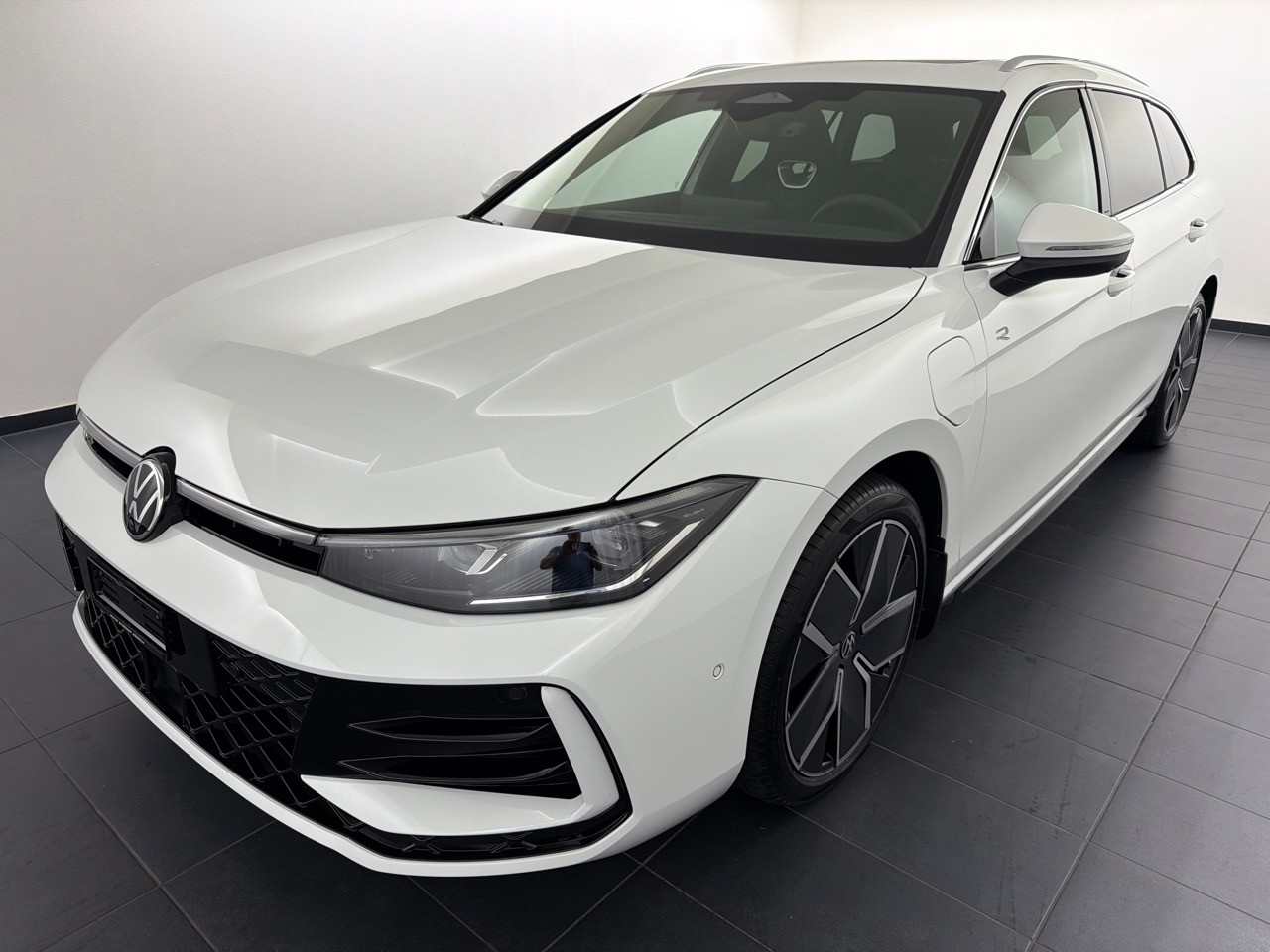 VW Passat 1.5TSI PHEV R-Line-image-0