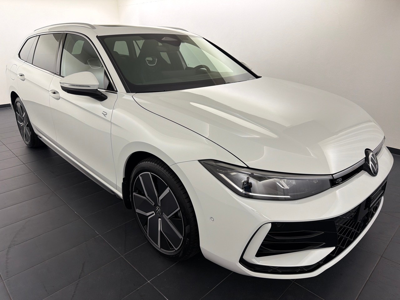 VW Passat 1.5TSI PHEV R-Line-image-3