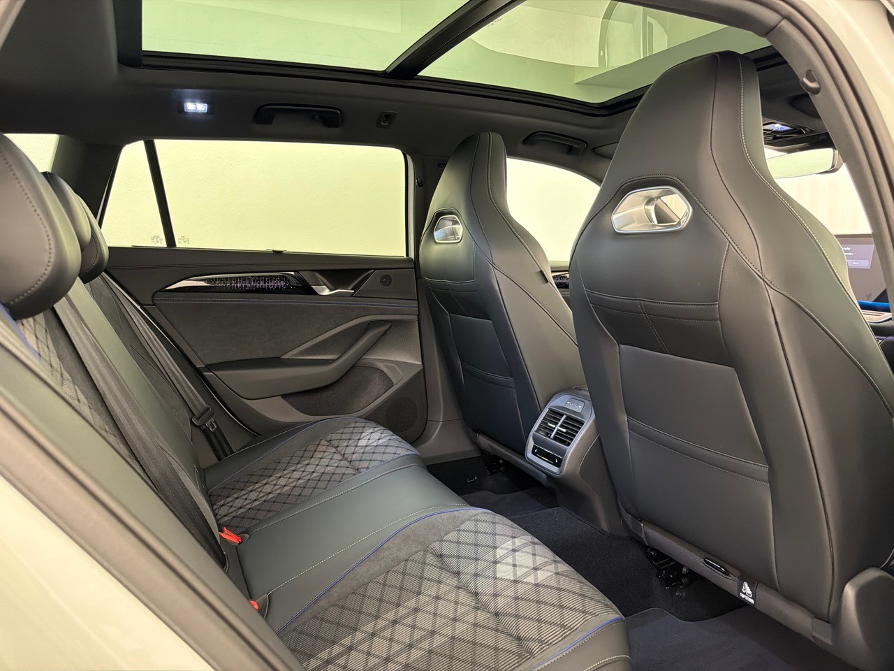 VW Passat 1.5TSI PHEV R-Line-image-9