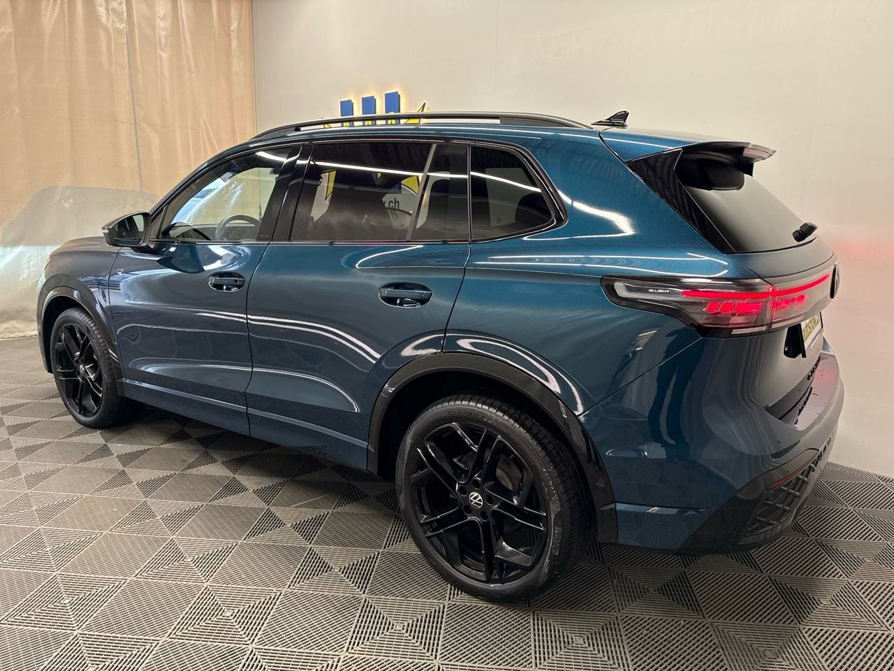 VW Tiguan 2.0 TSI R-Line 4Motion Black Edition-image-1