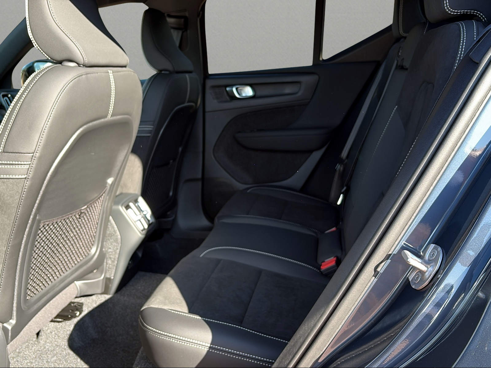 VOLVO XC40 B3 Benzin Mild Hybrid Plus Dark DCT-image-5