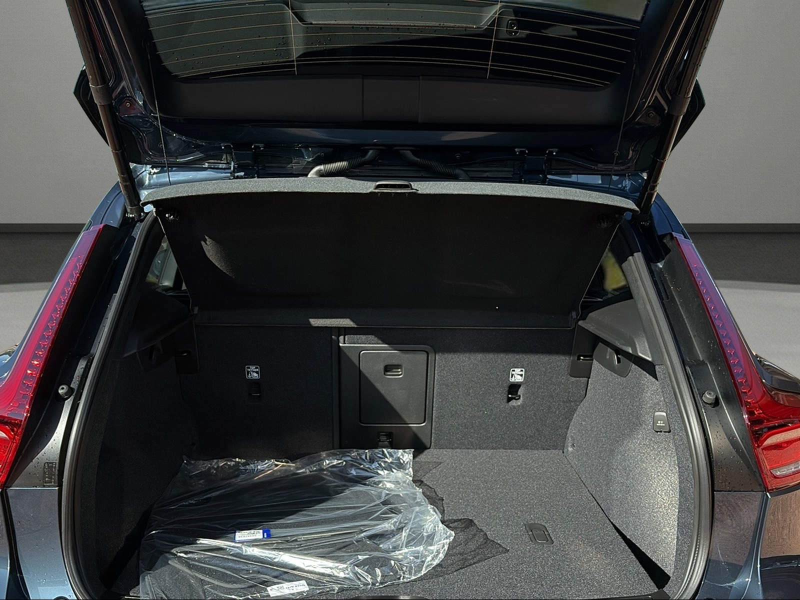 VOLVO XC40 B3 Benzin Mild Hybrid Plus Dark DCT-image-8