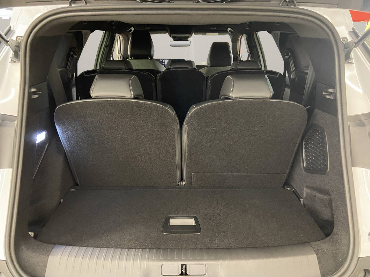 PEUGEOT 5008 1.2 Hybrid Allure Premium-image-12