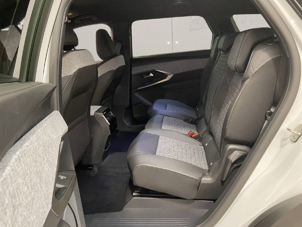 PEUGEOT 5008 1.2 Hybrid Allure Premium-image-11