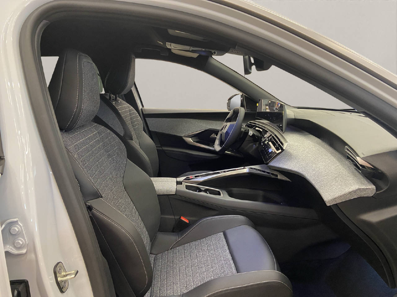 PEUGEOT 5008 1.2 Hybrid Allure Premium-image-9