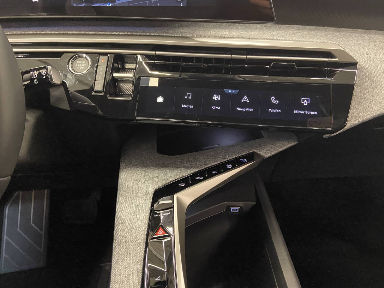PEUGEOT 5008 1.2 Hybrid Allure Premium-image-8