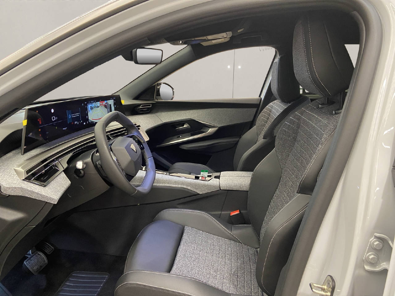 PEUGEOT 5008 1.2 Hybrid Allure Premium-image-4
