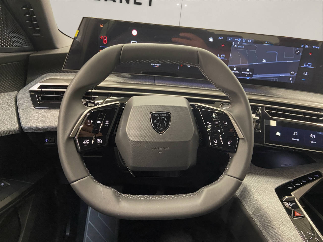 PEUGEOT 5008 1.2 Hybrid Allure Premium-image-6