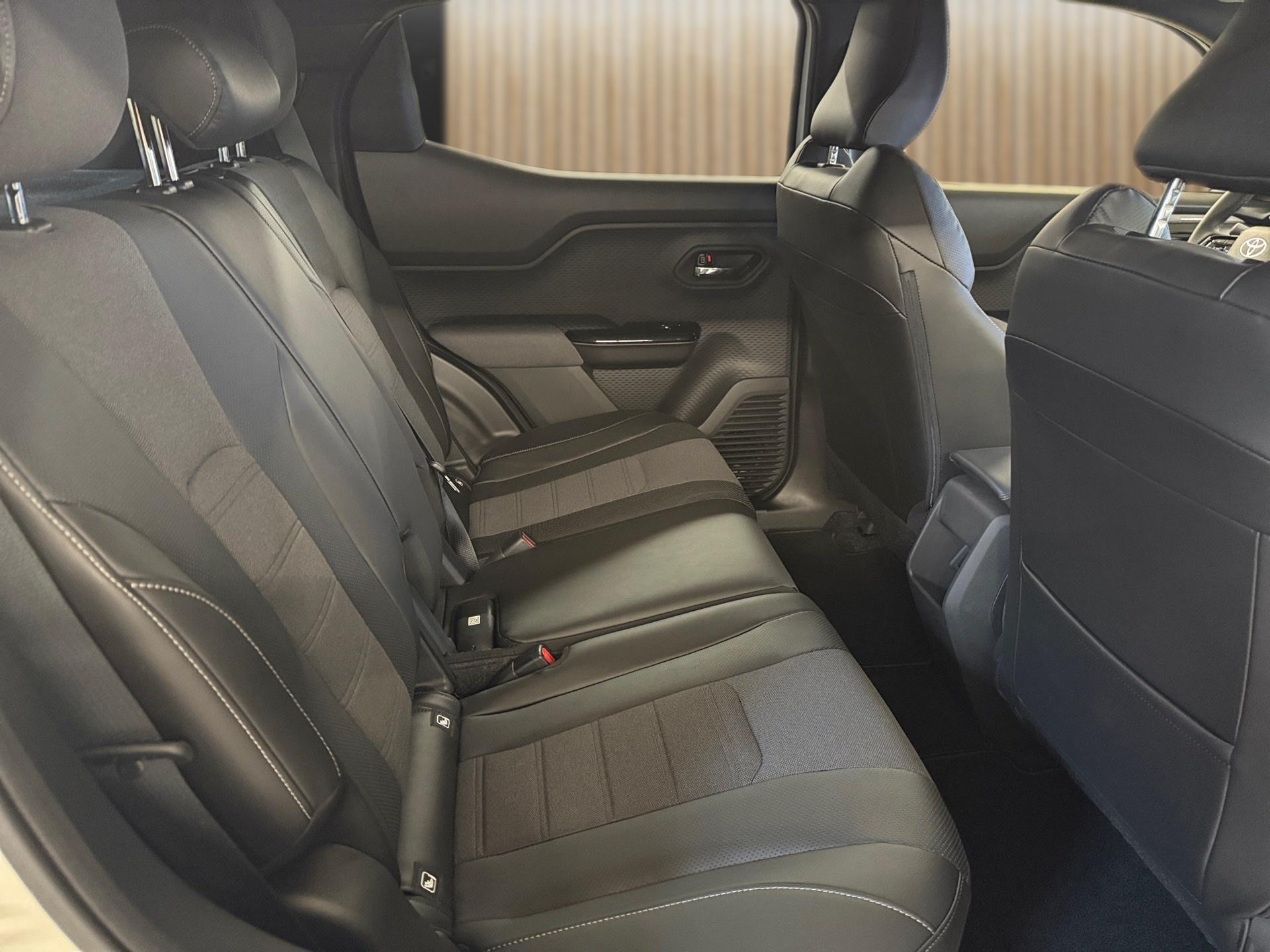 TOYOTA Urban Cruiser 61 kWh Premium-image-13