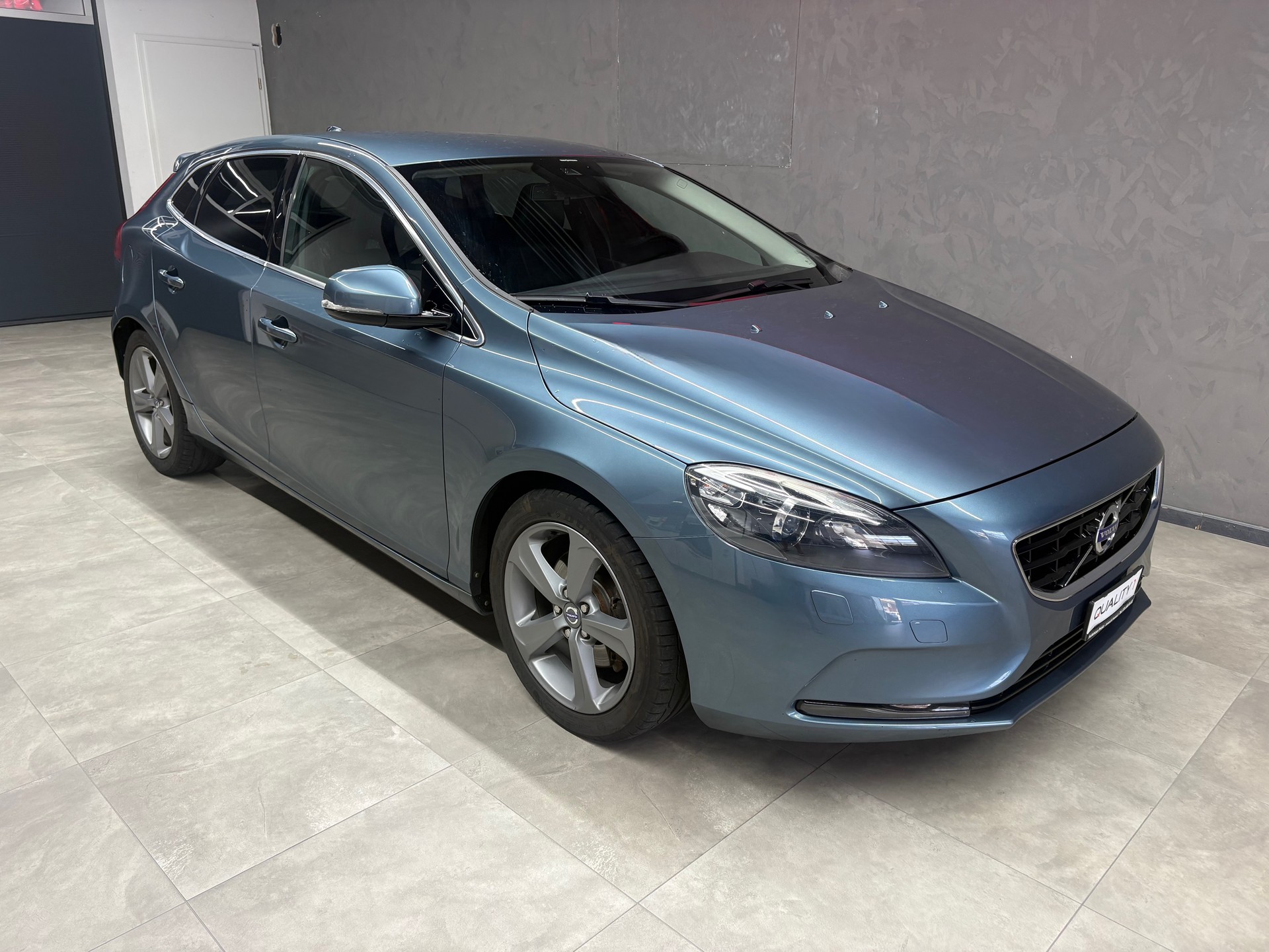 VOLVO V40 T3 Summum-image-0