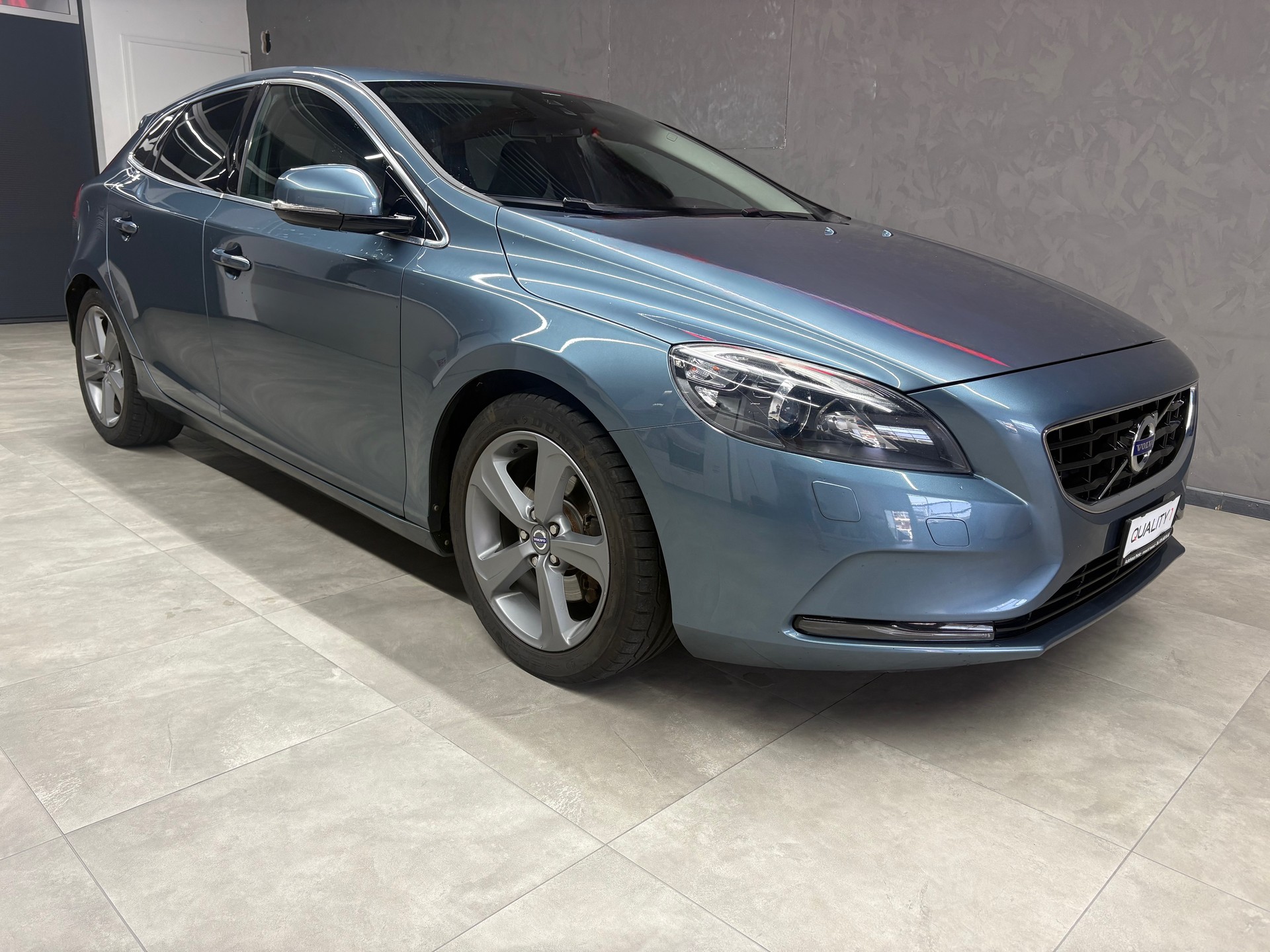 VOLVO V40 T3 Summum-image-1