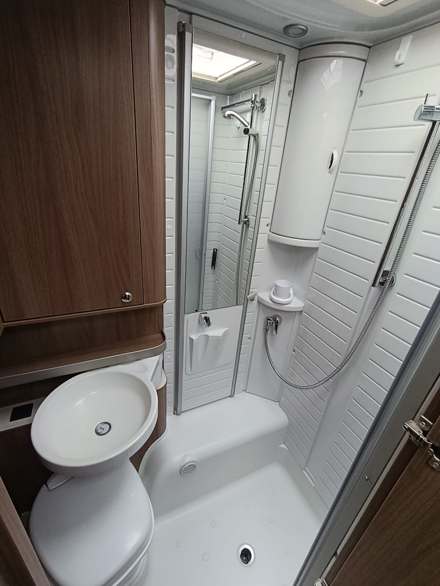 BÜRSTNER BA6701*** Perfektes Familienmobil für jede Jahreszeit***-image-22