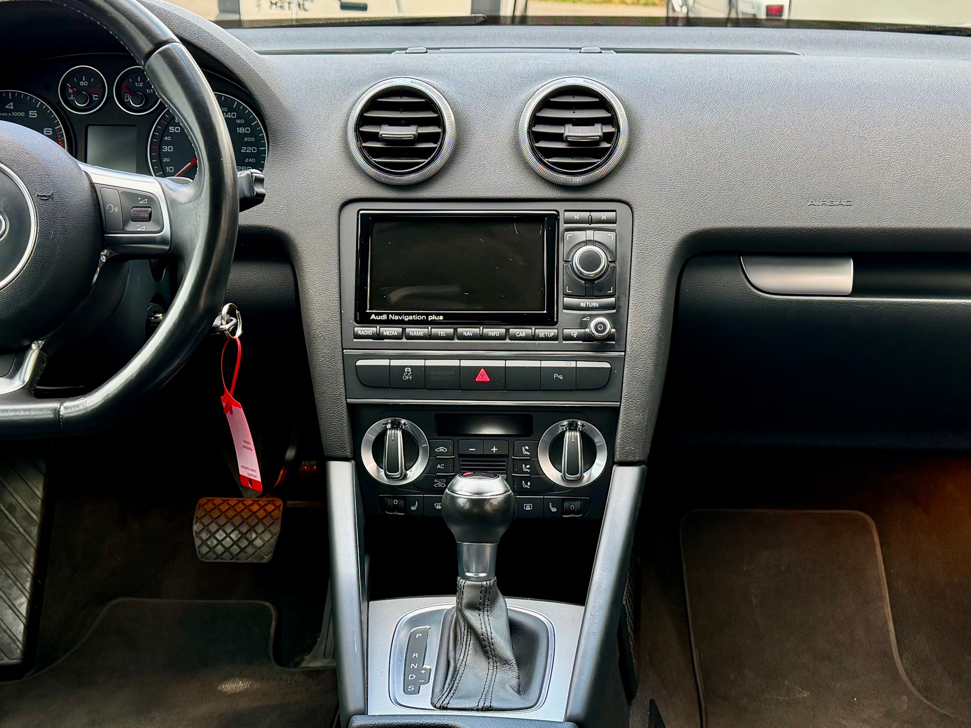 AUDI A3 Sportback 2.0 TFSI Ambiente quattro S-tronic-image-5