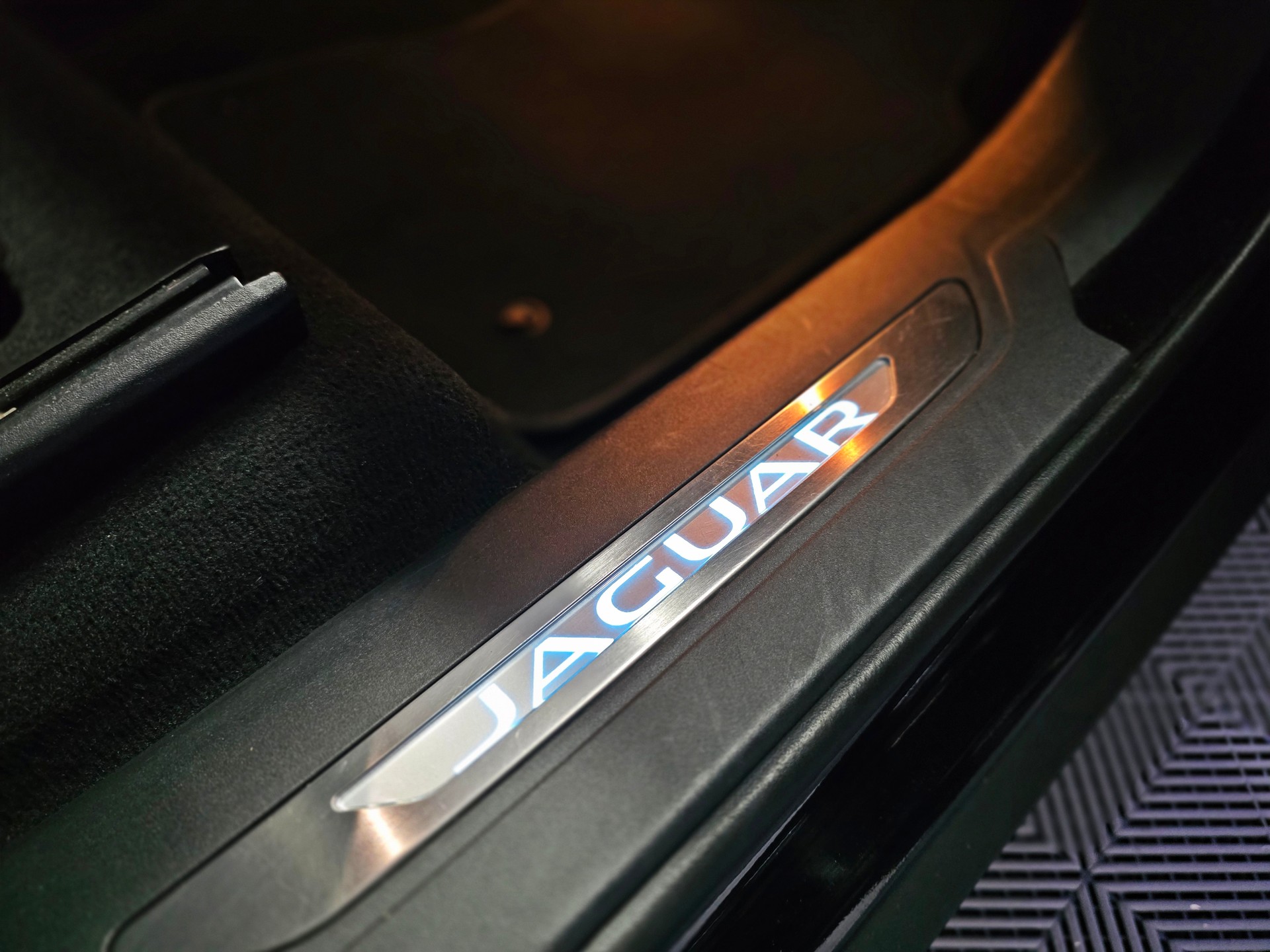 JAGUAR F-Pace 25t 2.0 Pure AWD Automatik-image-24