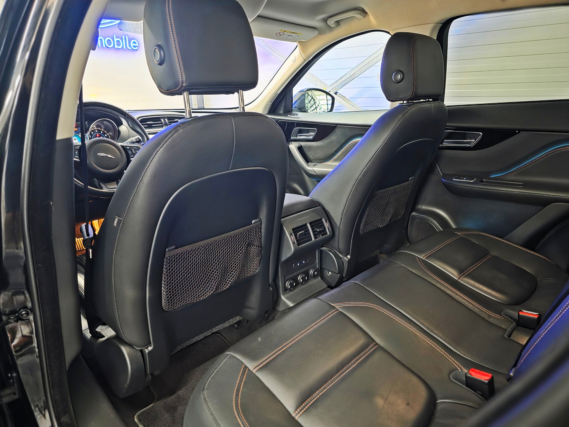 JAGUAR F-Pace 25t 2.0 Pure AWD Automatik-image-12