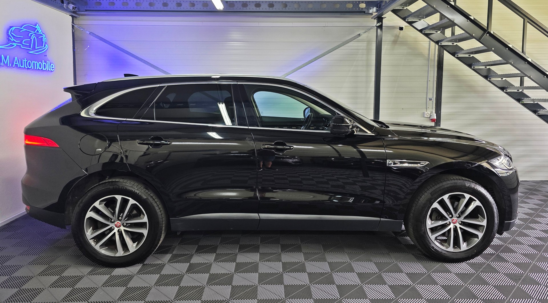 JAGUAR F-Pace 25t 2.0 Pure AWD Automatik-image-3