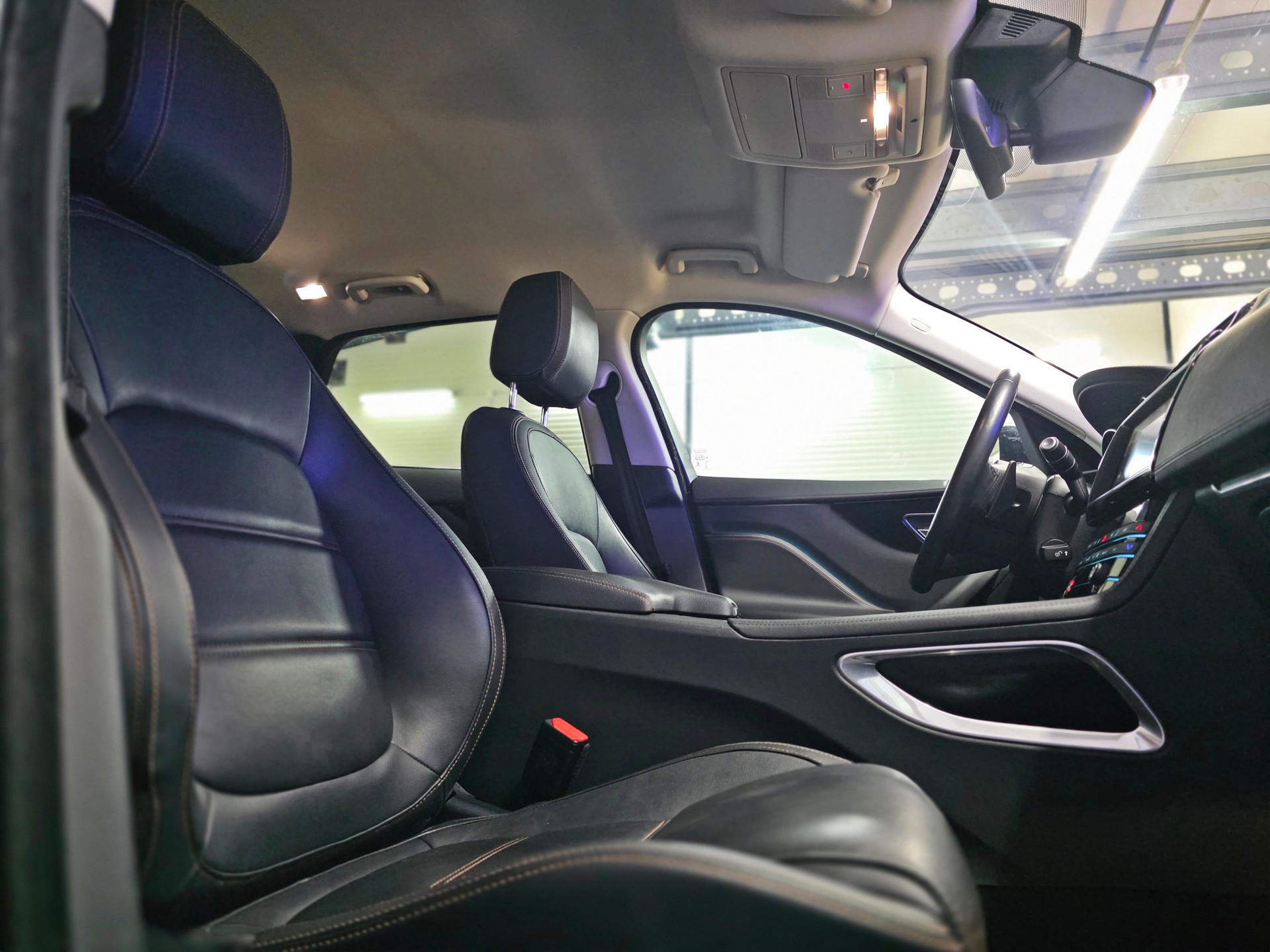 JAGUAR F-Pace 25t 2.0 Pure AWD Automatik-image-17