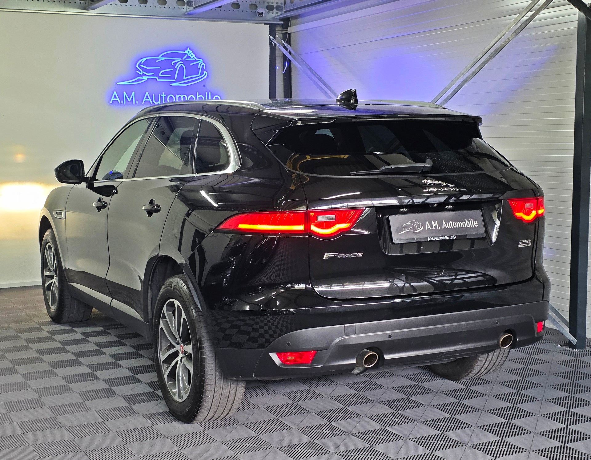 JAGUAR F-Pace 25t 2.0 Pure AWD Automatik-image-5