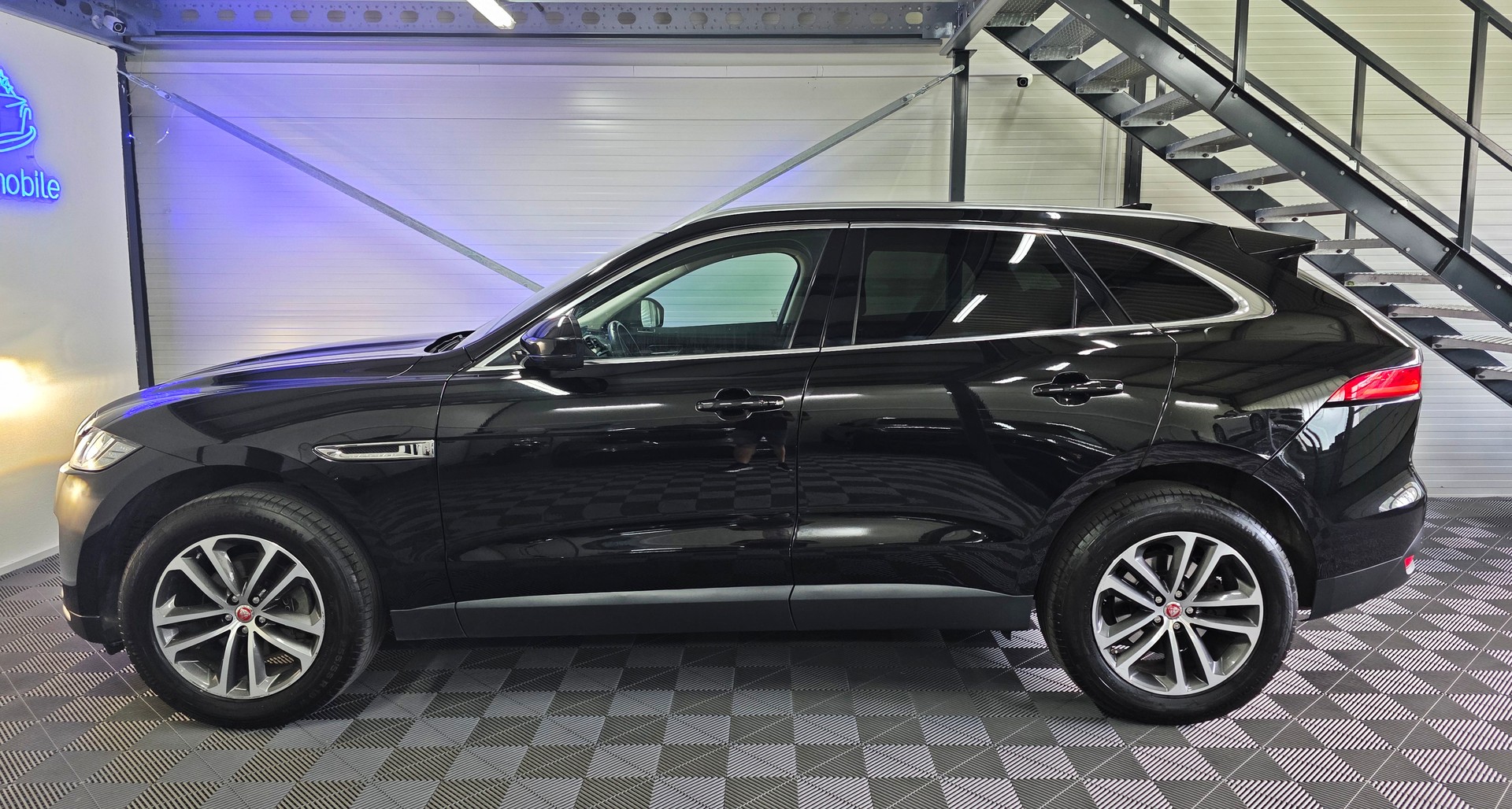 JAGUAR F-Pace 25t 2.0 Pure AWD Automatik-image-8