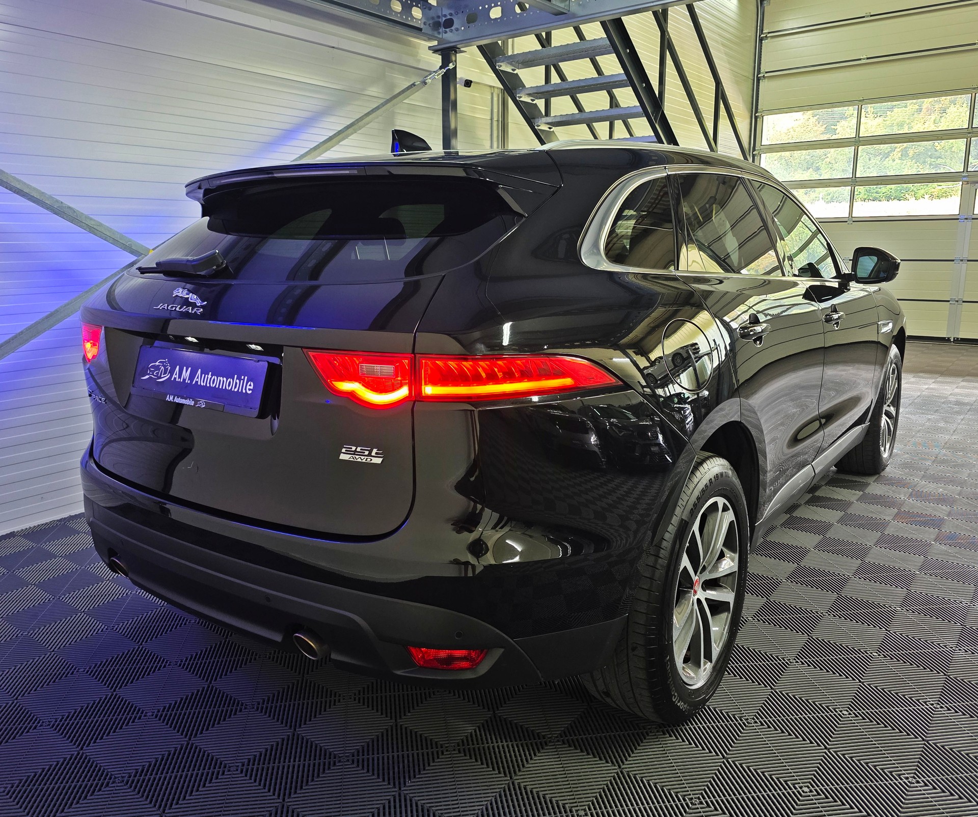 JAGUAR F-Pace 25t 2.0 Pure AWD Automatik-image-4