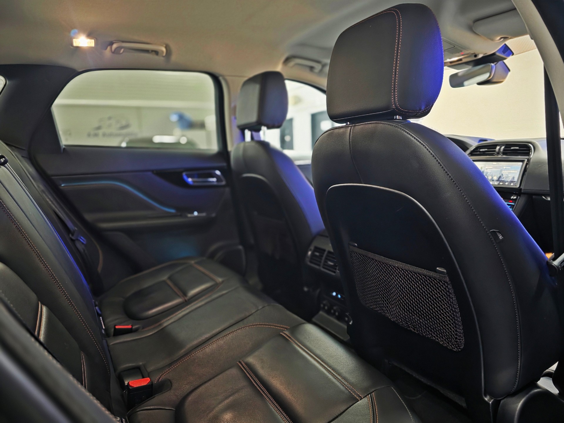 JAGUAR F-Pace 25t 2.0 Pure AWD Automatik-image-15