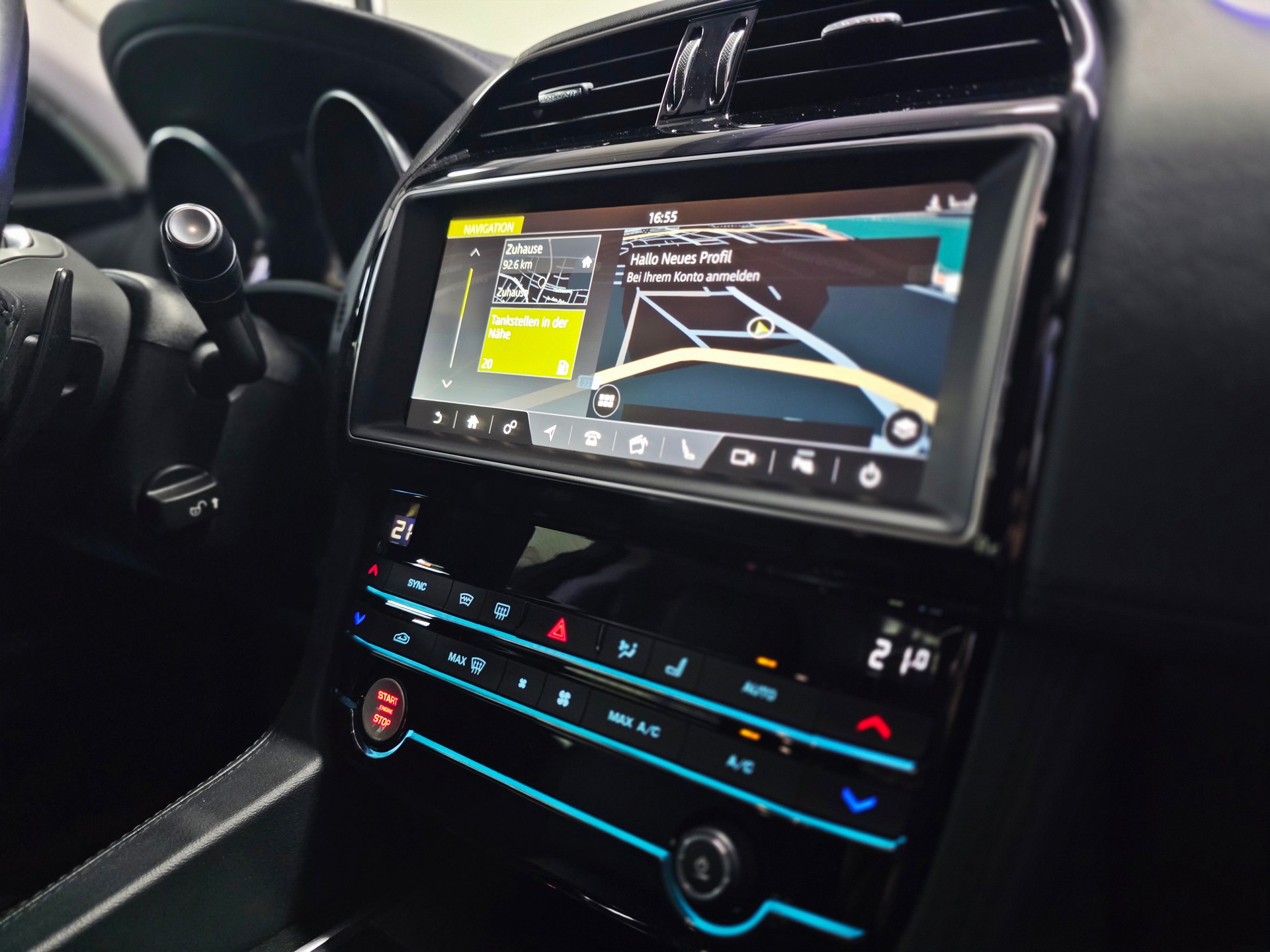 JAGUAR F-Pace 25t 2.0 Pure AWD Automatik-image-22