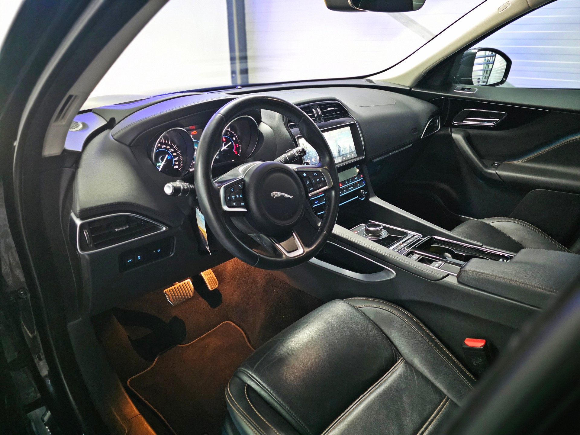 JAGUAR F-Pace 25t 2.0 Pure AWD Automatik-image-10