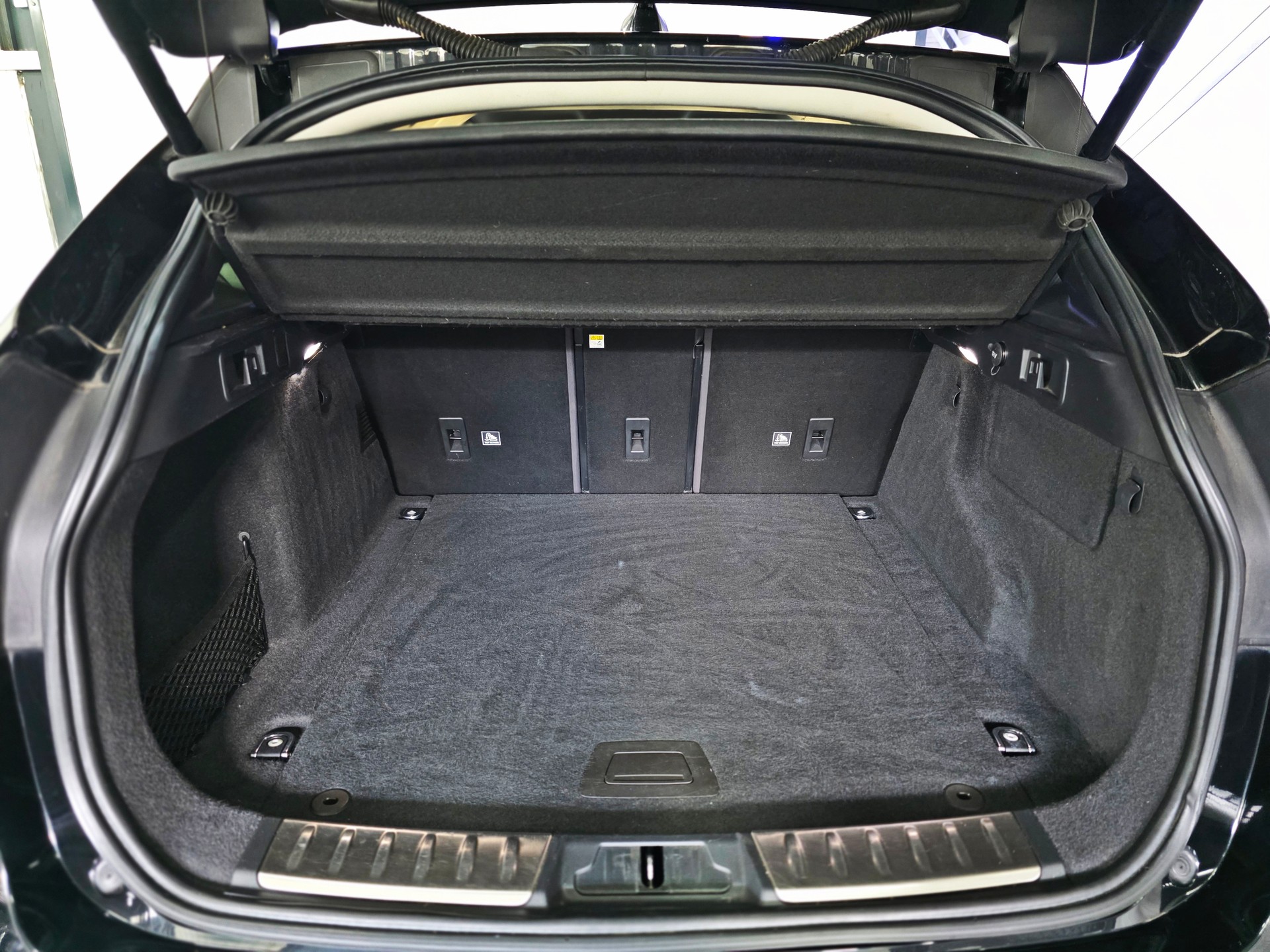 JAGUAR F-Pace 25t 2.0 Pure AWD Automatik-image-18
