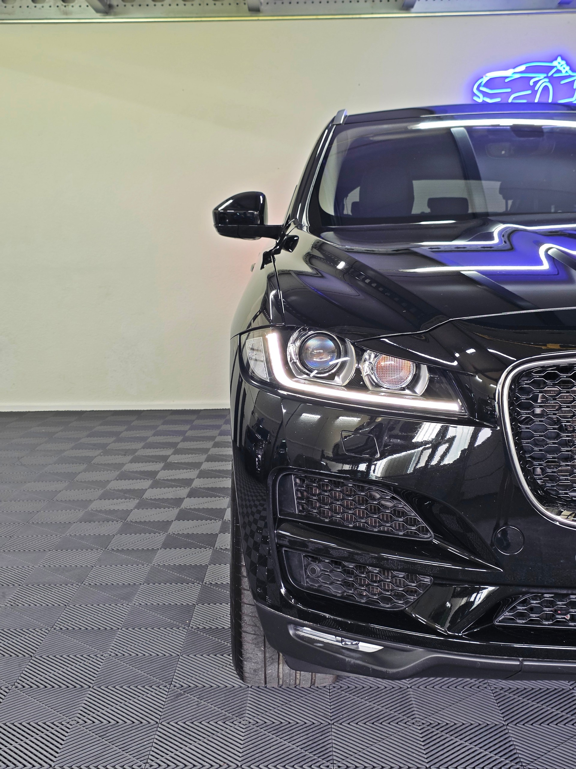 JAGUAR F-Pace 25t 2.0 Pure AWD Automatik-image-2