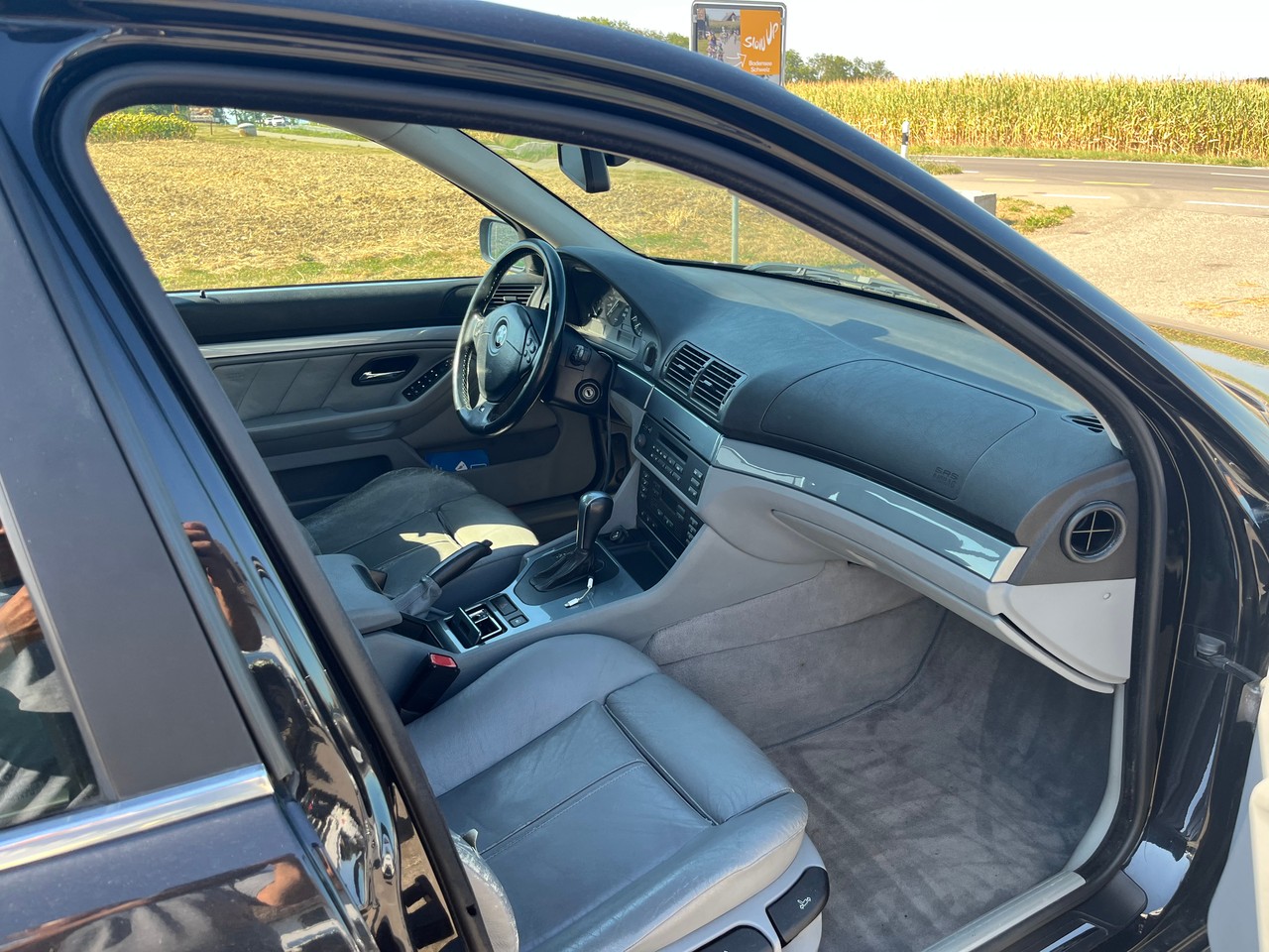 BMW 528i-image-6