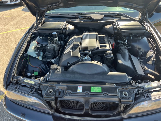 BMW 528i-image-11