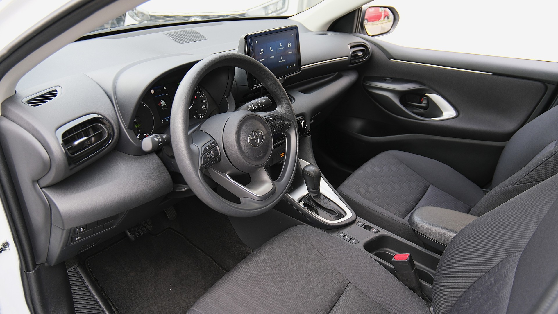 TOYOTA Yaris 1.5 Comfort e-CVT-image-2