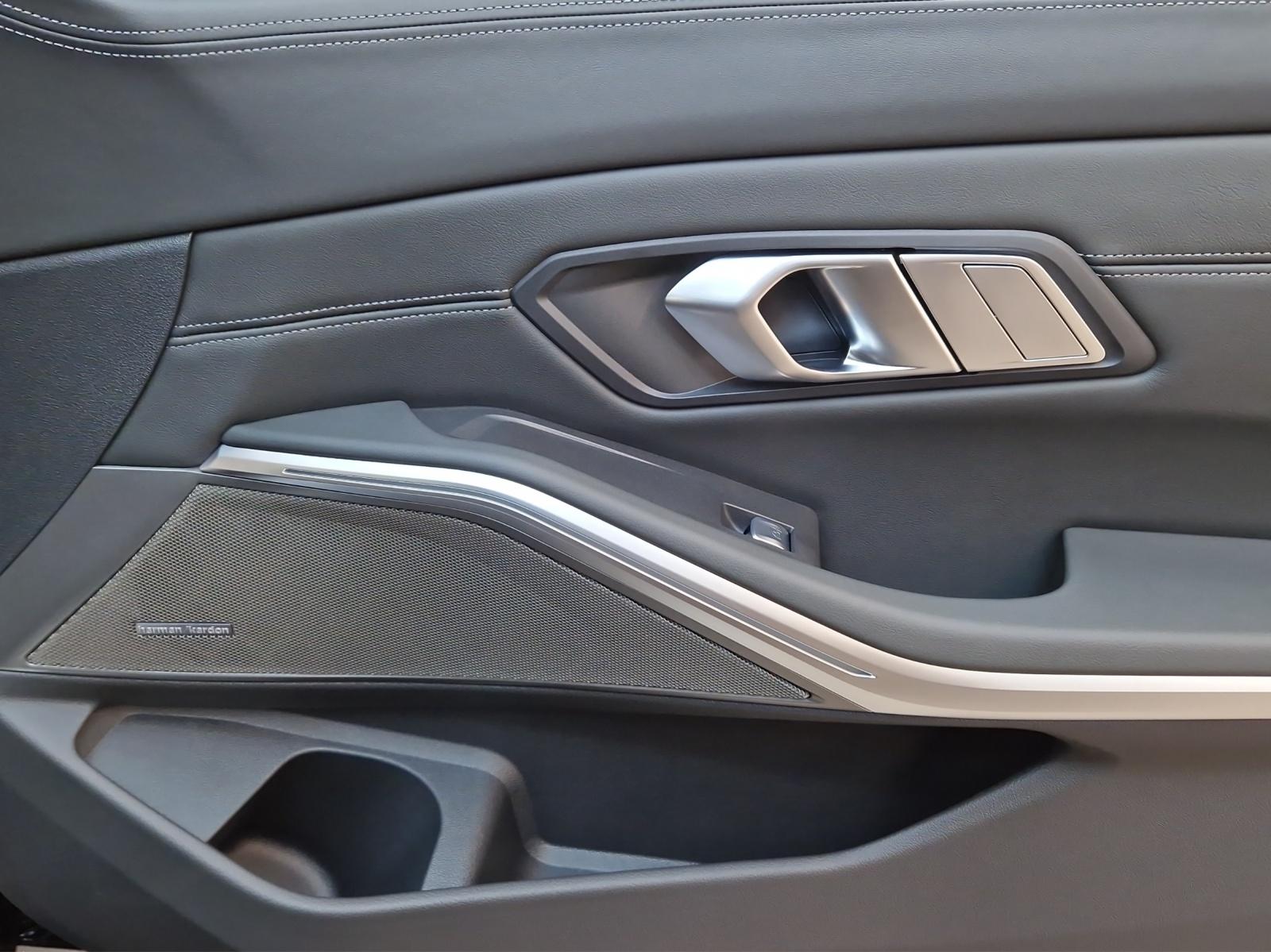 BMW M3 Competition M xDrive Touring-image-16
