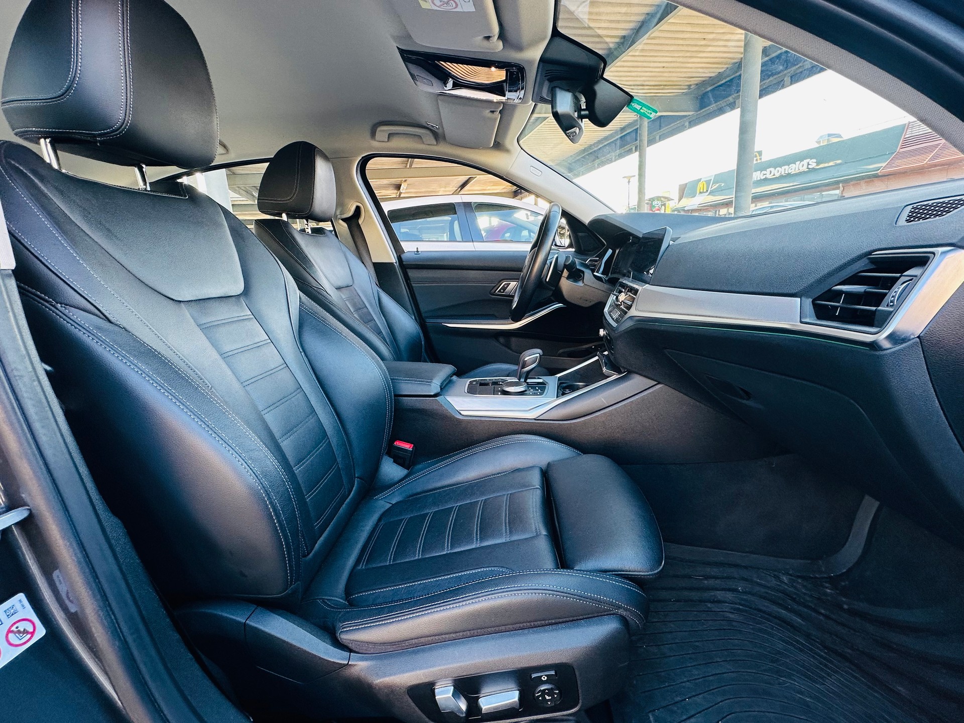 BMW 330e xDrive Steptronic-image-11