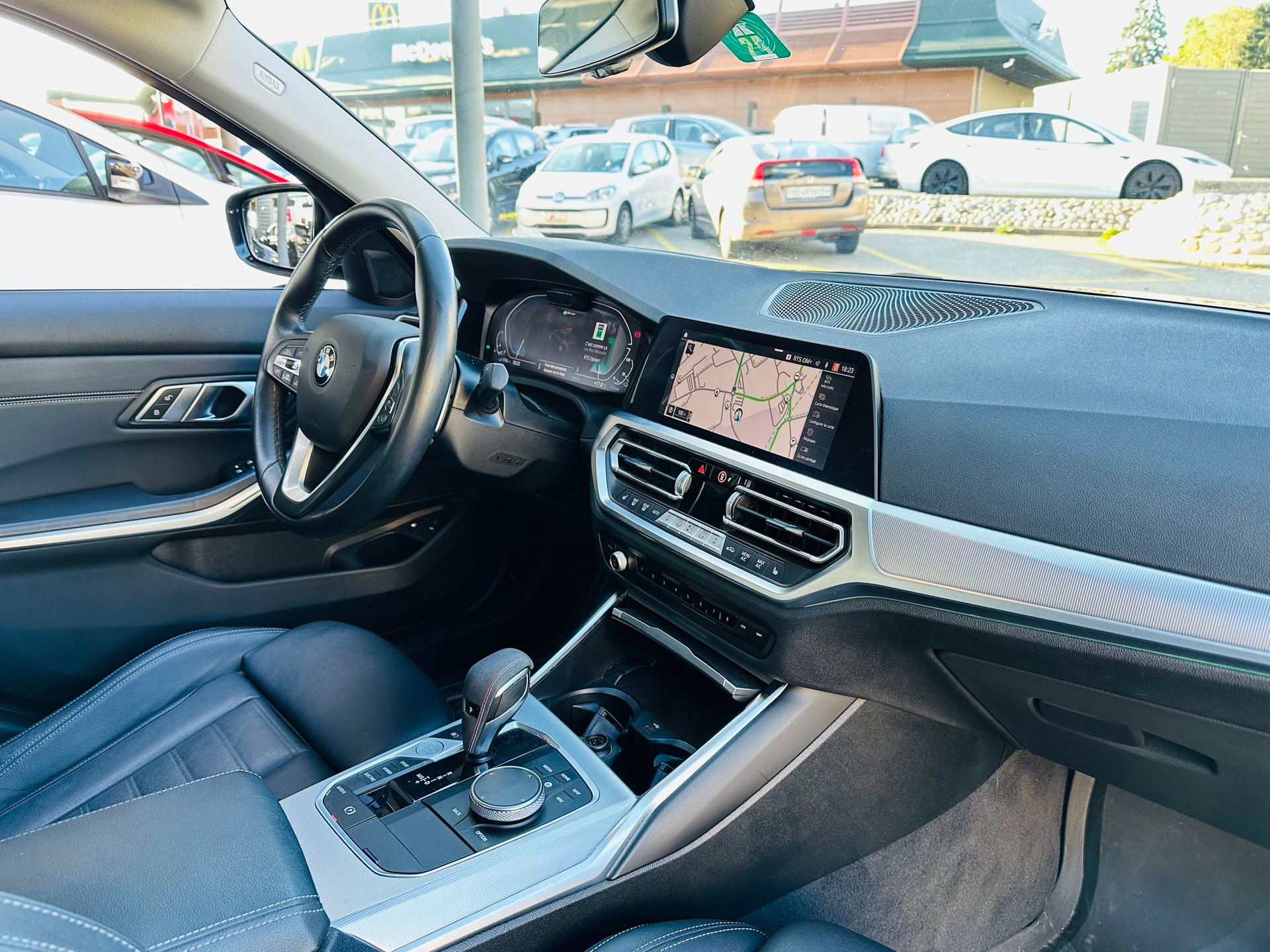BMW 330e xDrive Steptronic-image-15