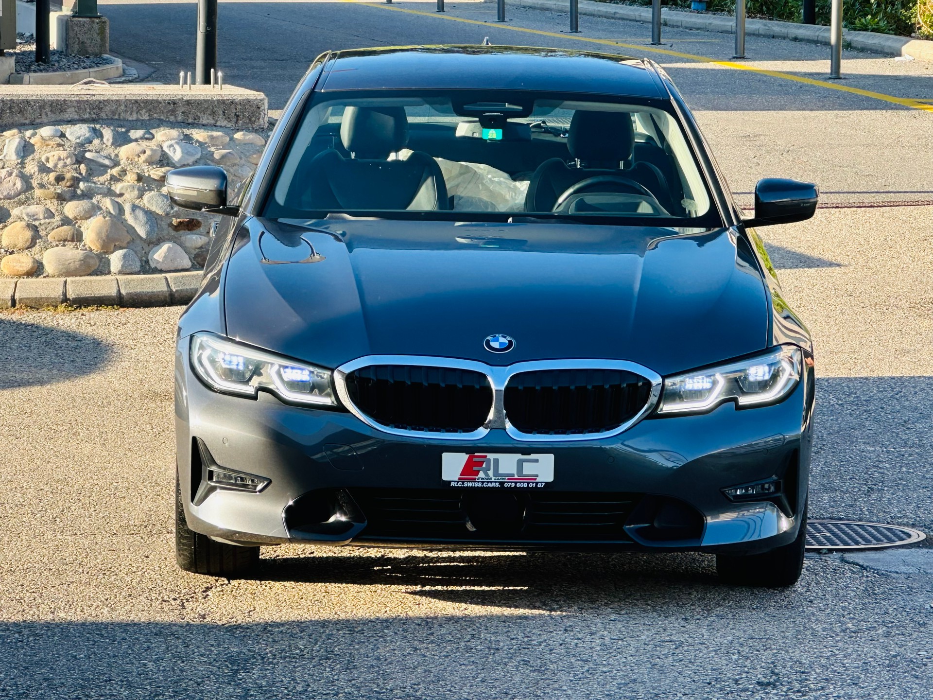 BMW 330e xDrive Steptronic-image-3
