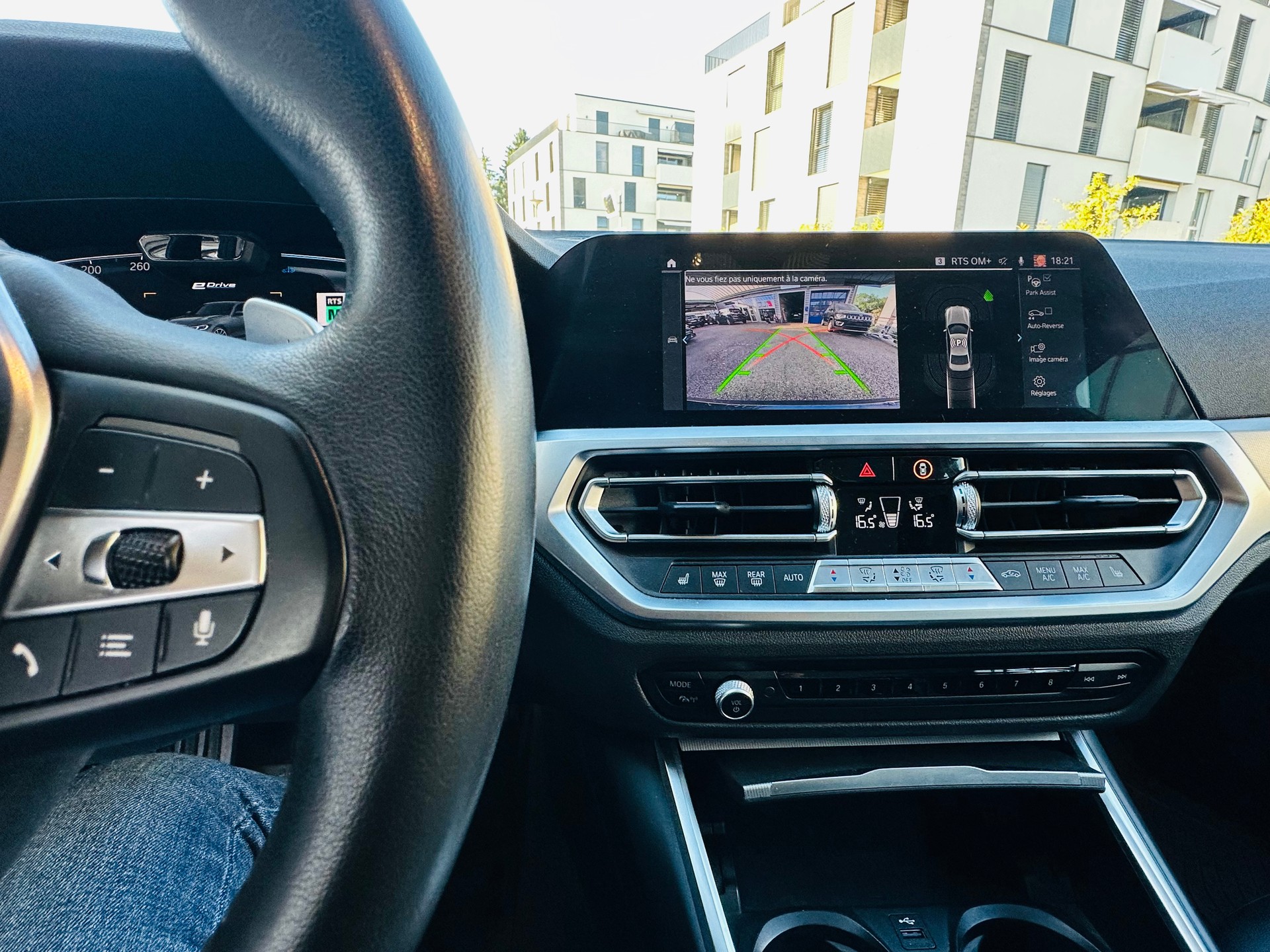 BMW 330e xDrive Steptronic-image-16