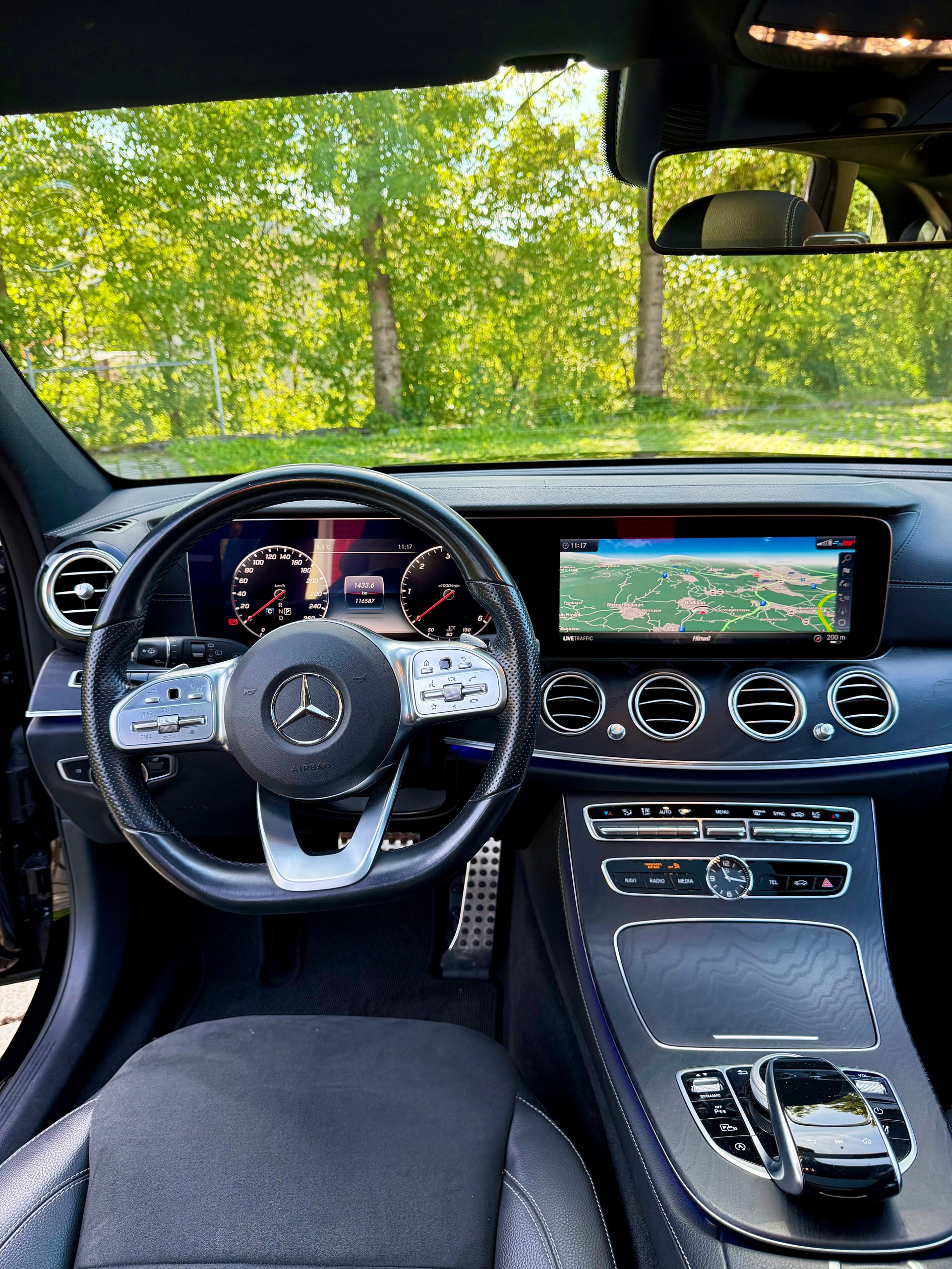 MERCEDES-BENZ E 220 d Swiss Star AMG Line 4matic-image-9