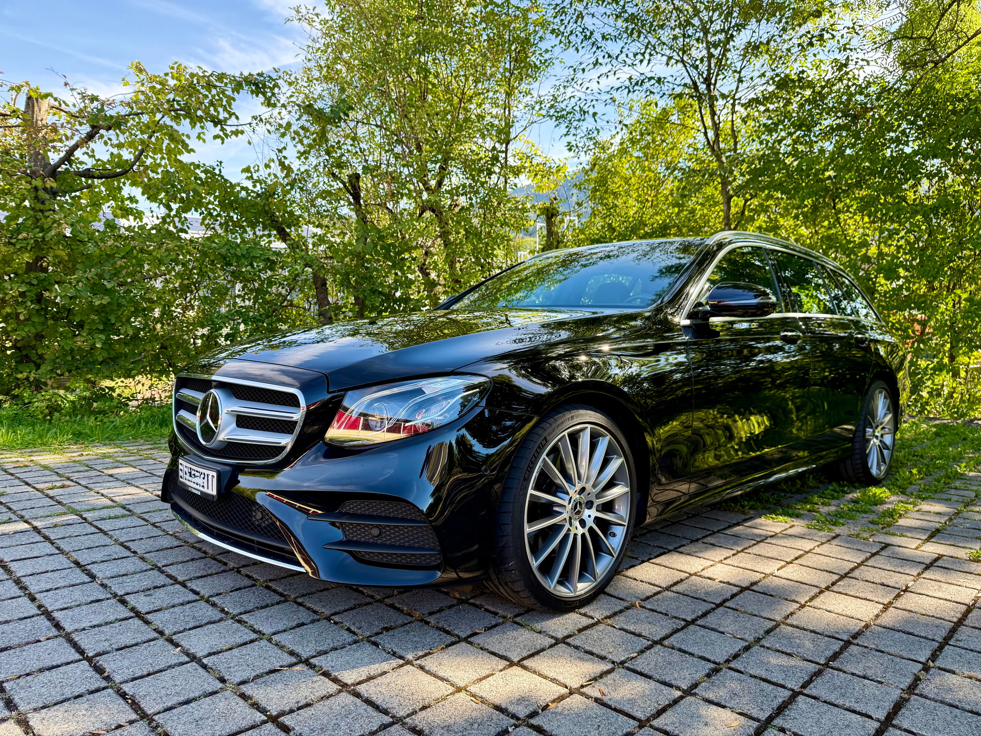 MERCEDES-BENZ E 220 d Swiss Star AMG Line 4matic-image-1