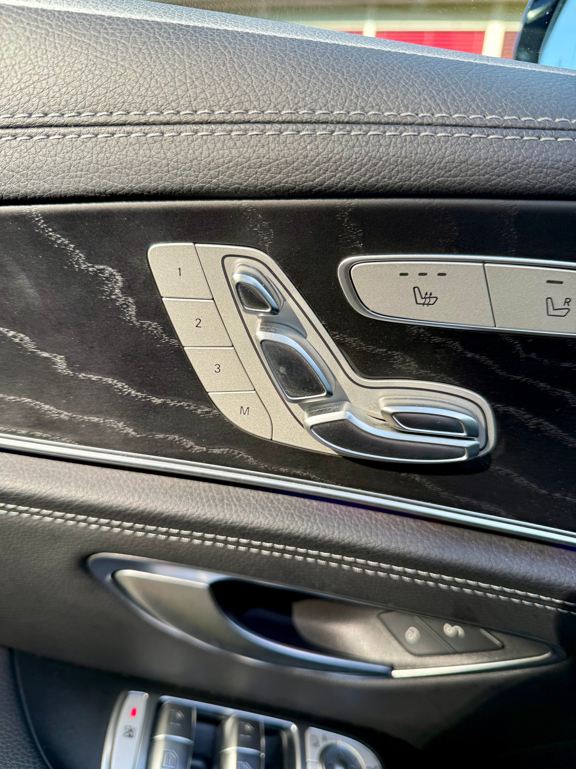 MERCEDES-BENZ E 220 d Swiss Star AMG Line 4matic-image-16