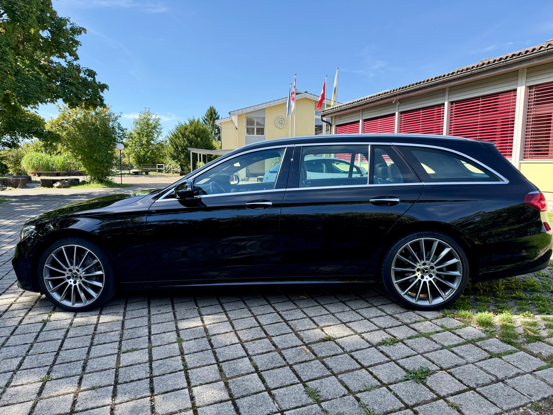MERCEDES-BENZ E 220 d Swiss Star AMG Line 4matic-image-2