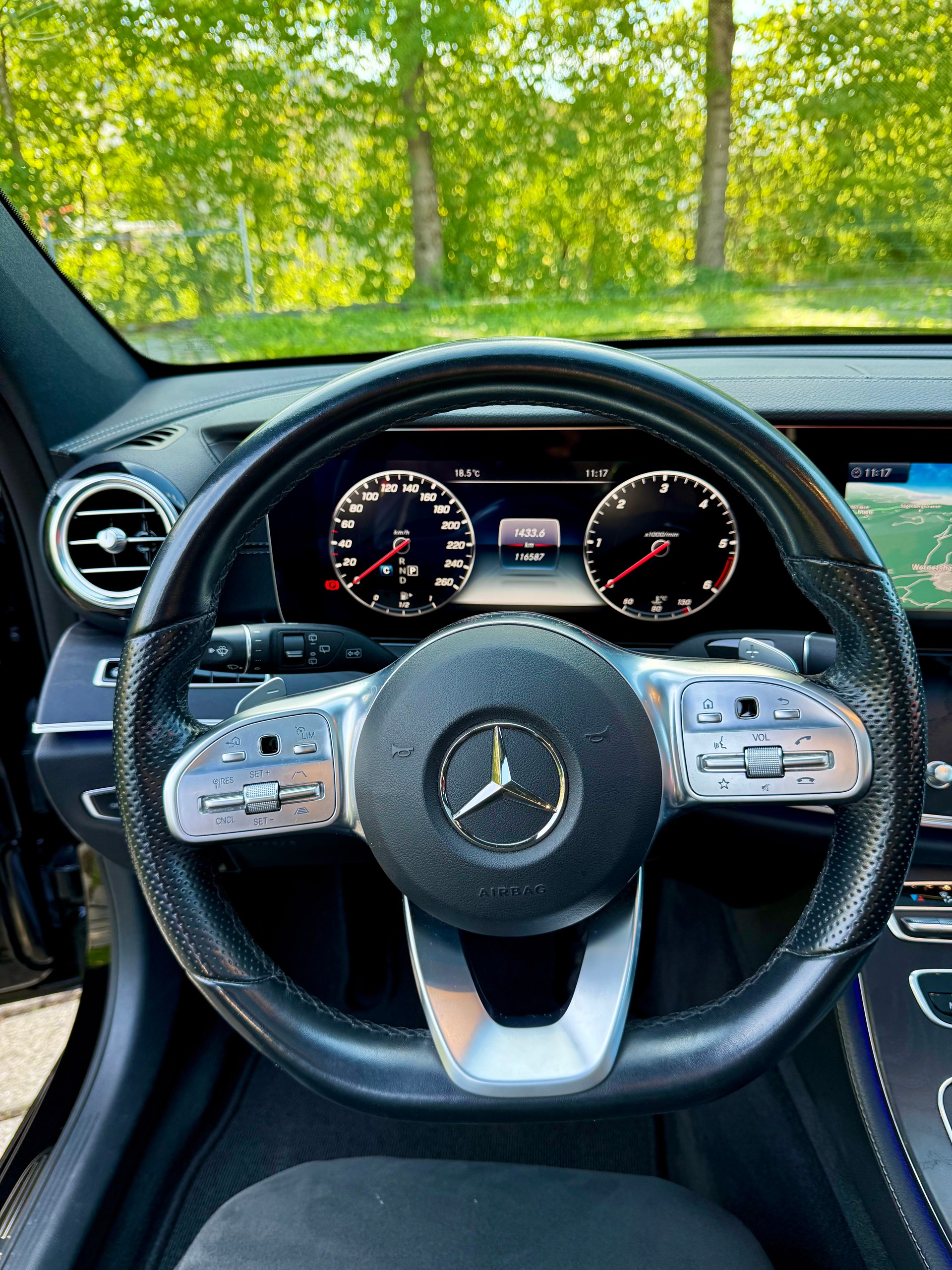 MERCEDES-BENZ E 220 d Swiss Star AMG Line 4matic-image-11
