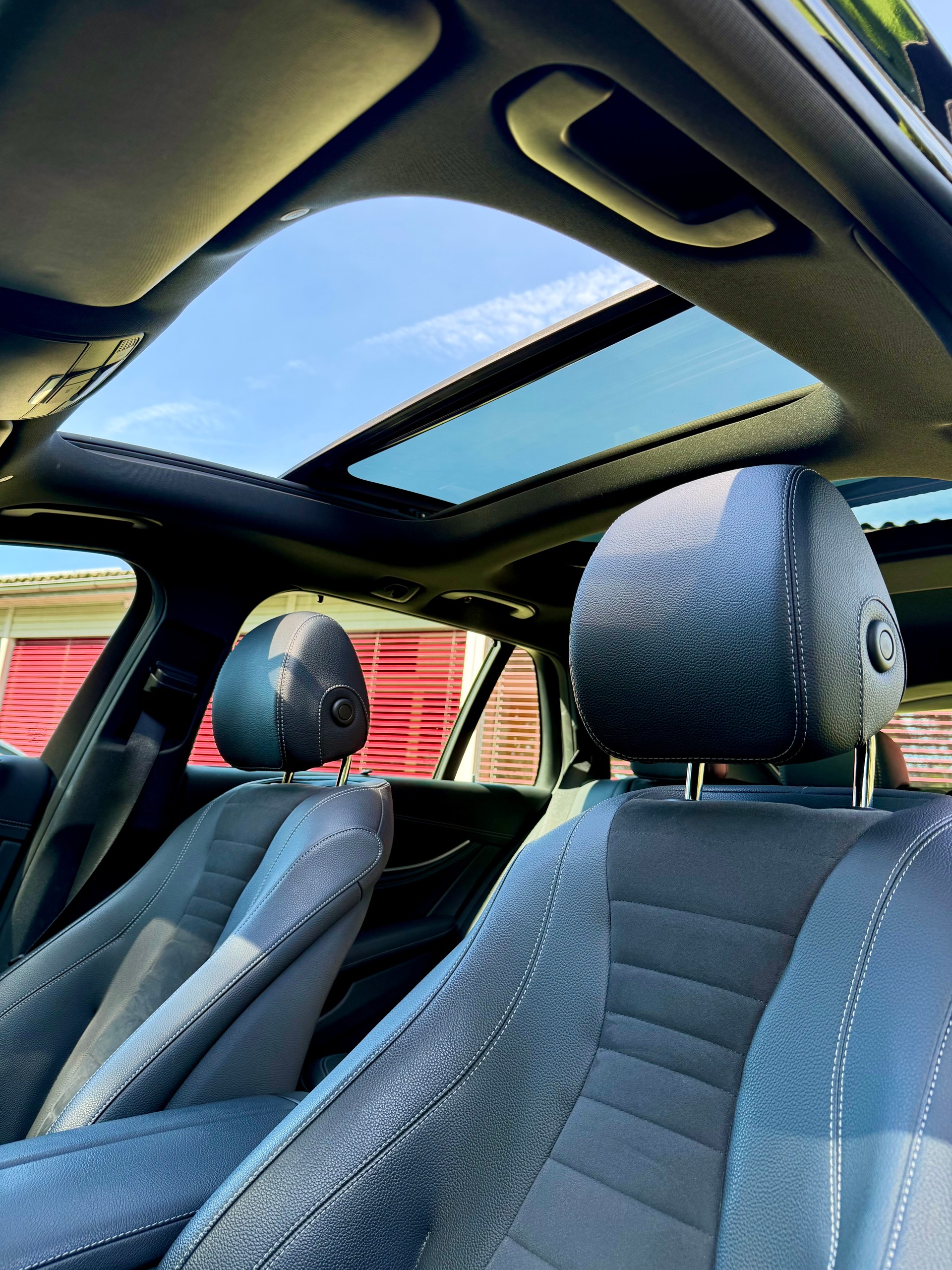 MERCEDES-BENZ E 220 d Swiss Star AMG Line 4matic-image-14