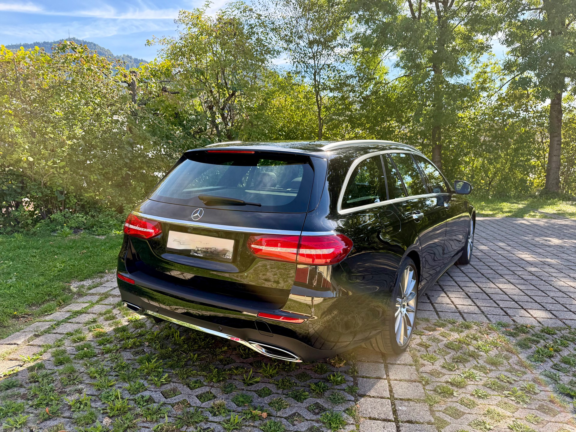MERCEDES-BENZ E 220 d Swiss Star AMG Line 4matic-image-4